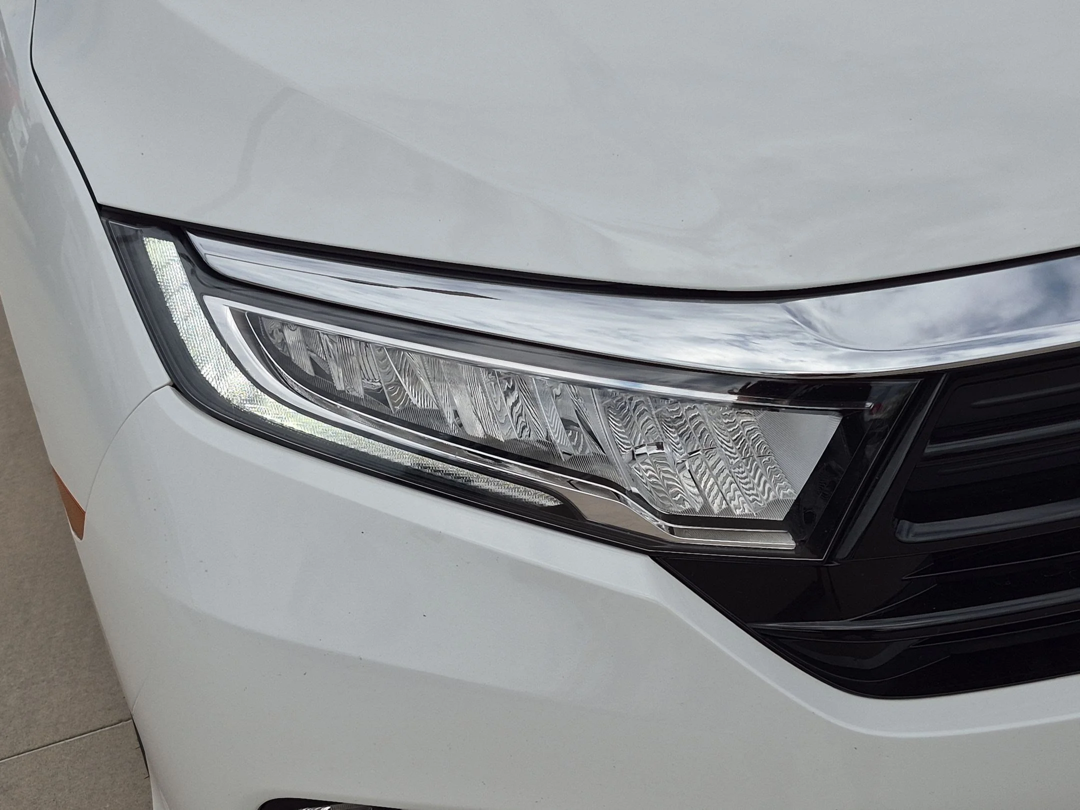 Used 2023 Platinum White Pearl Honda Touring image 11