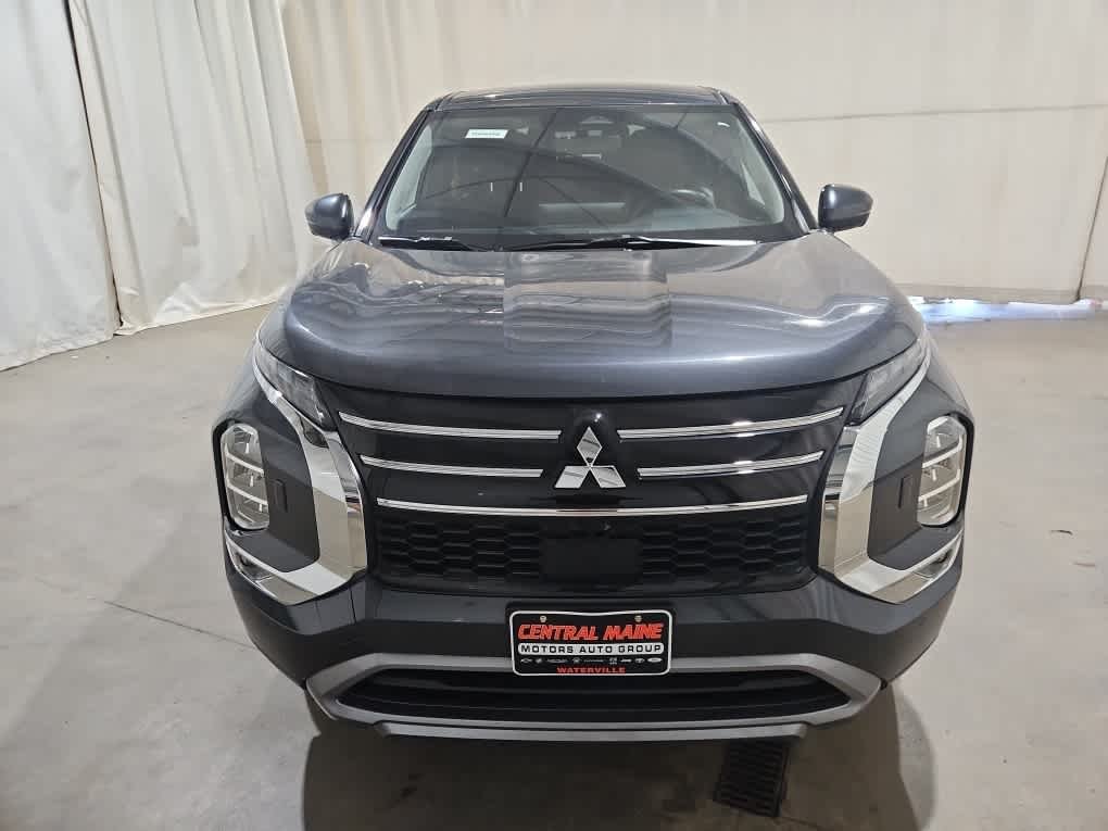 Used 2025 Graphite Gray Mitsubishi SE image 4