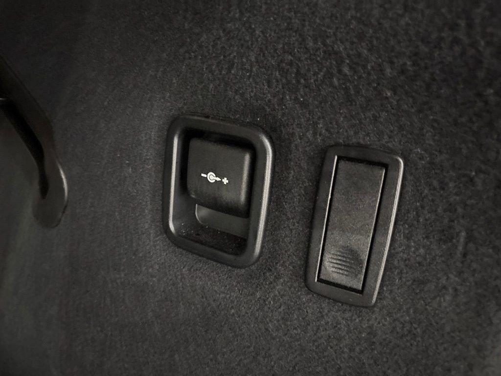 Used 2024 Black BMW xDrive30i image 37