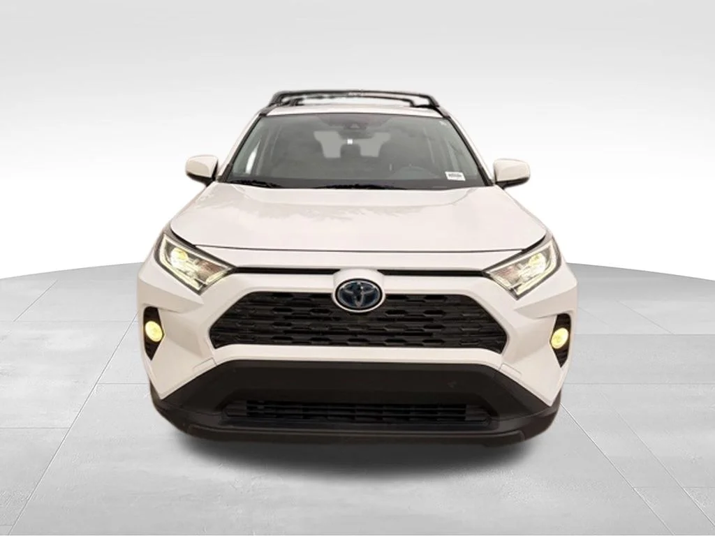 Used 2020 Super White Toyota XLE image 3