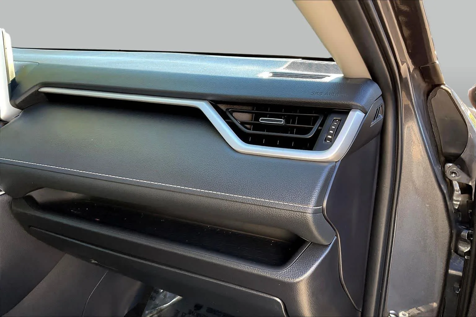 Used 2025 Magnetic Gray Metallic Toyota XLE Premium image 19