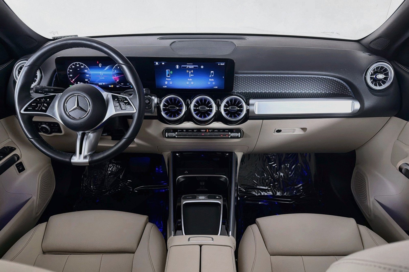 Used 2025 Polar White Mercedes-Benz GLB 250 image 4