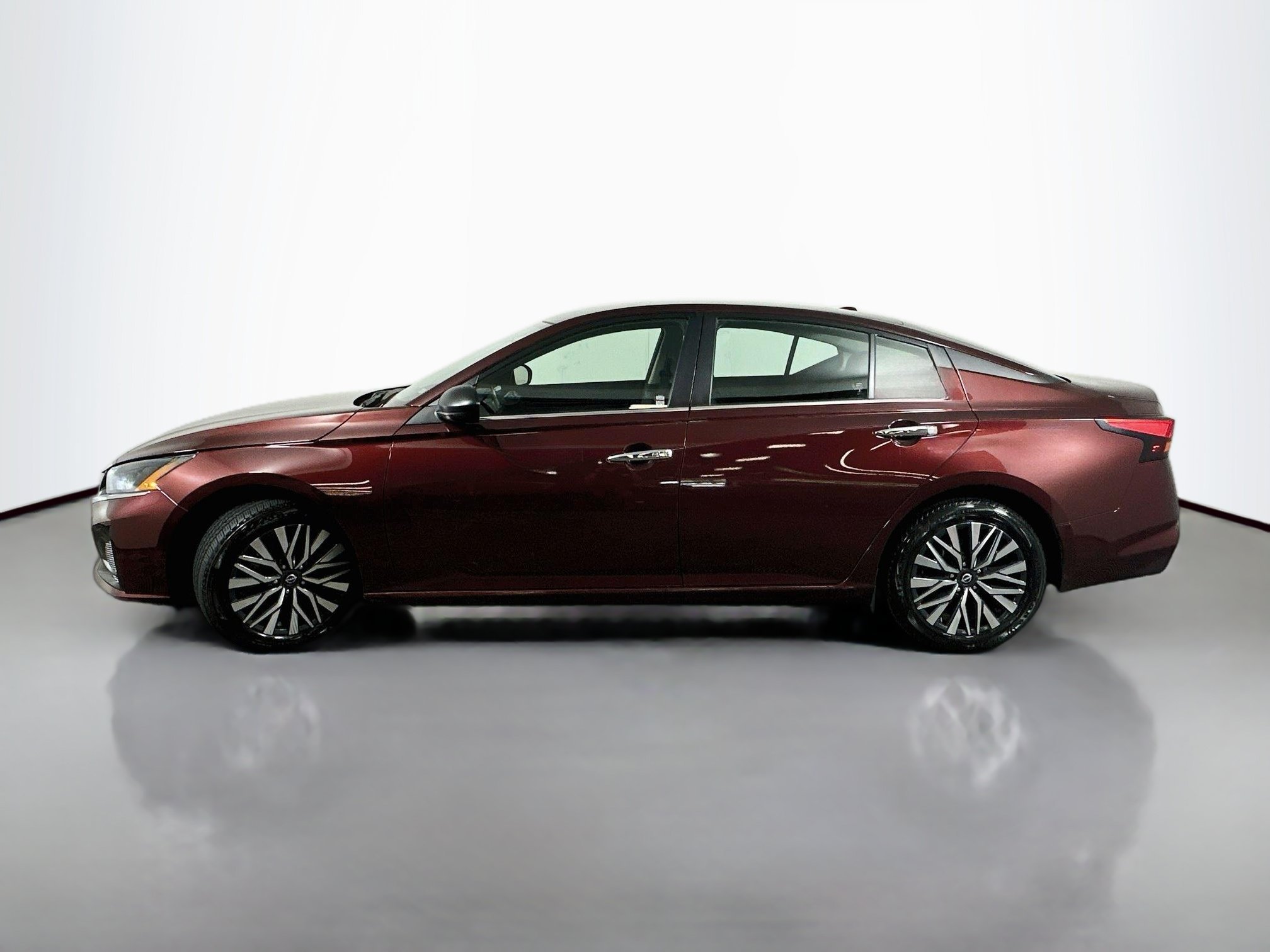 Used 2024 Garnet Pearl Metallic Nissan 2.5 SV image 4