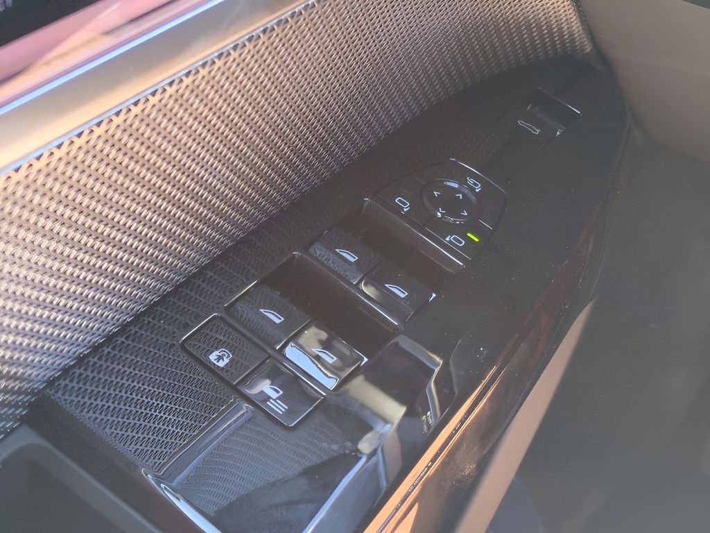 New 2026 Oxide Grey Metallic BMW 750e xDrive image 25