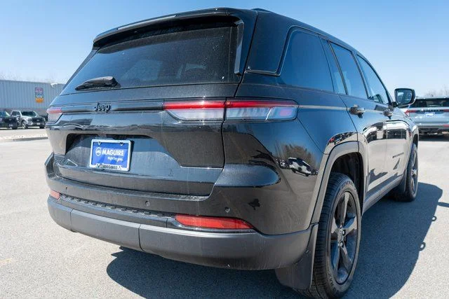 Used 2023 Black Jeep Altitude X image 6