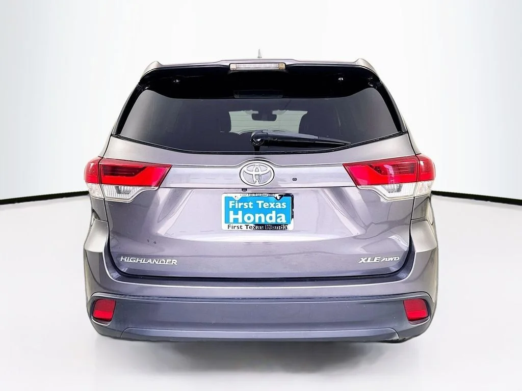 Used 2018 Gray Toyota XLE image 6
