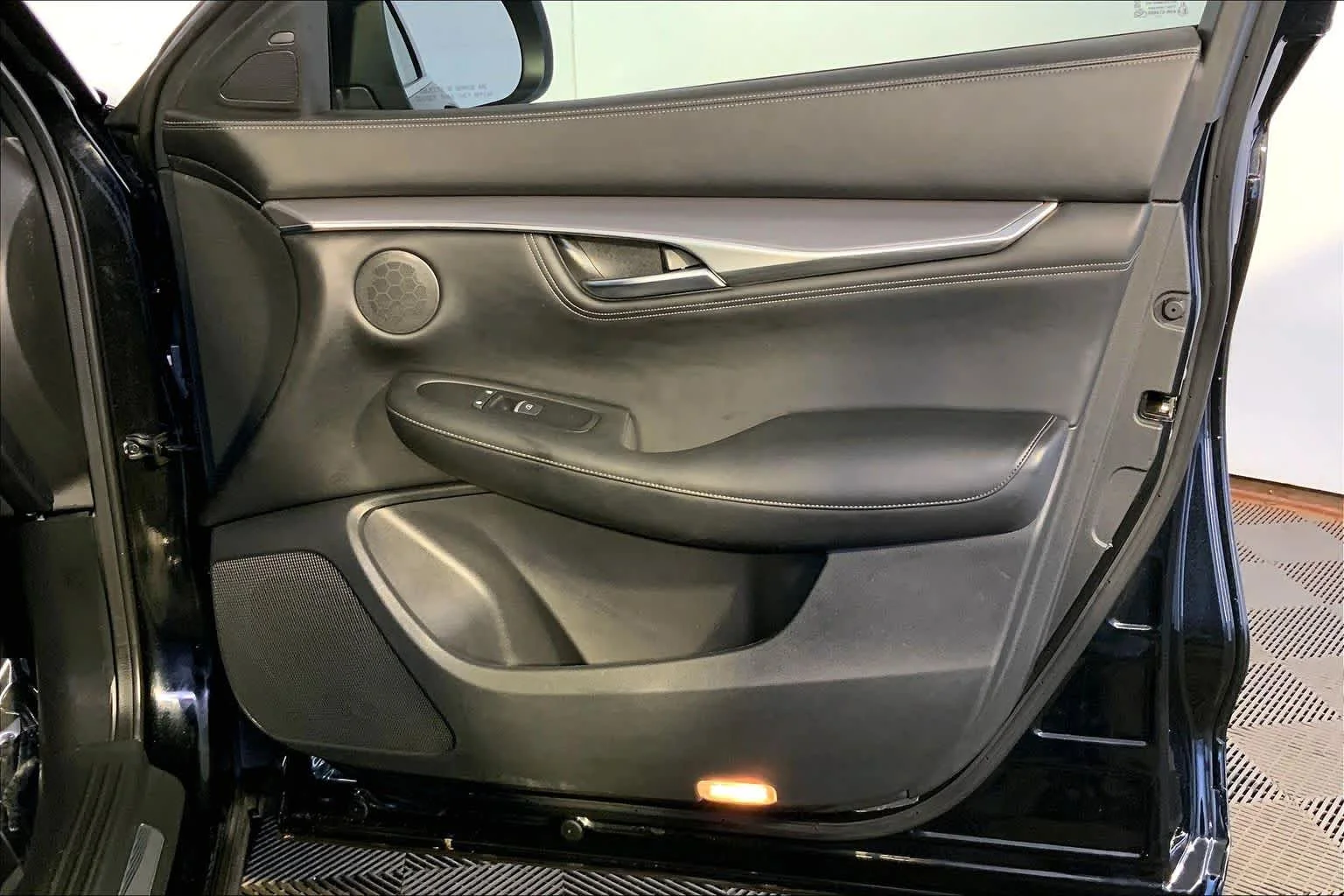 Used 2022 Mineral Black INFINITI LUXE image 23