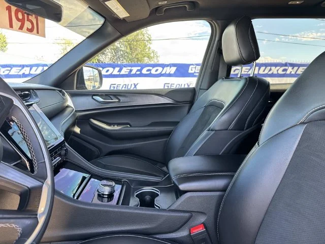 Used 2025 Gray Jeep Altitude X image 33