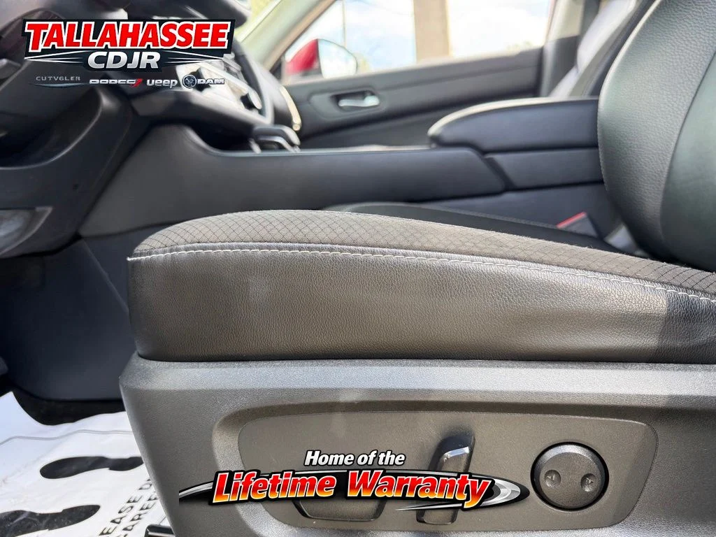 Used 2023 Scarlet Nissan SL image 16