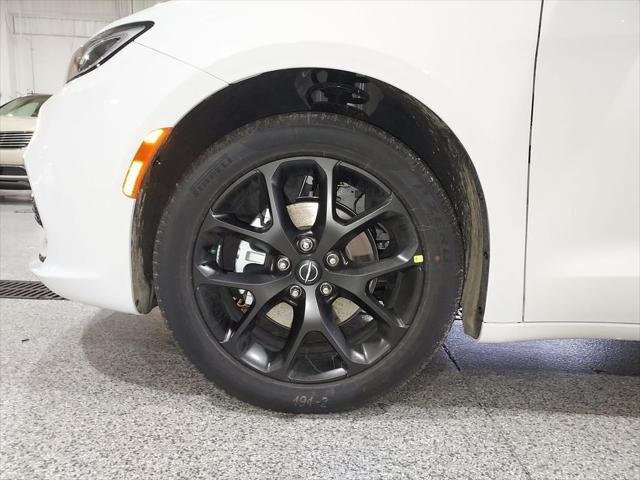New 2026 Bright White Clear-Coat Exterior Paint Chrysler Limited image 17