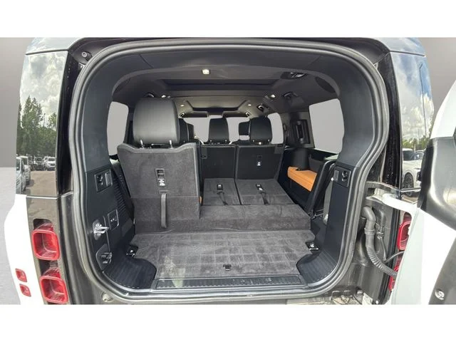 Used 2023 White Land Rover X-Dynamic SE image 32
