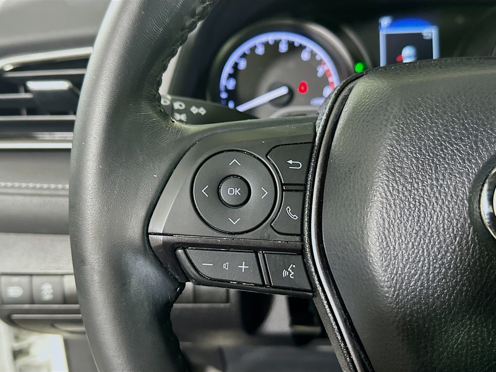 Used 2024 Ice Toyota SE image 16