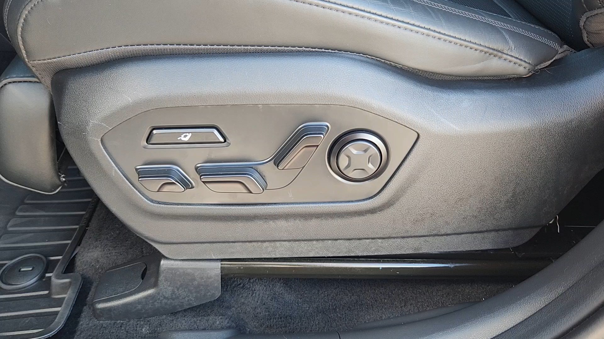 Used 2024 Phantom Black Hyundai Calligraphy image 9