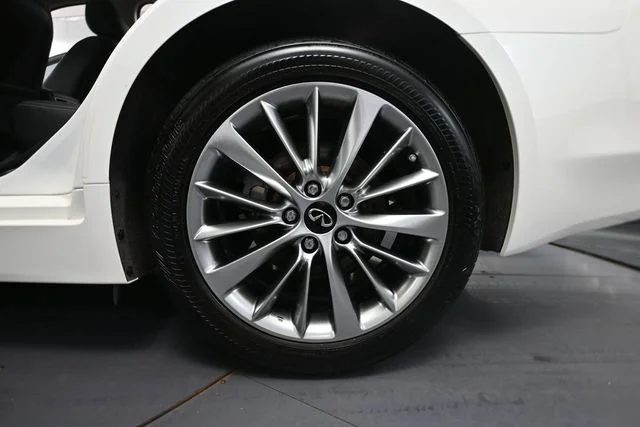 Certified Used 2024 White INFINITI LUXE image 9