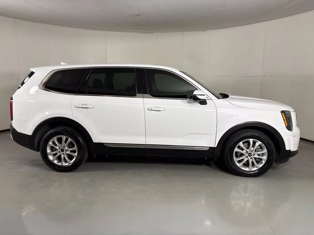Used 2022 White Kia LX image 9