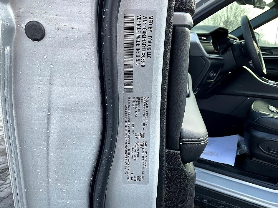 New 2026 Silver Zynith Exterior Paint Jeep Laredo Altitude image 35