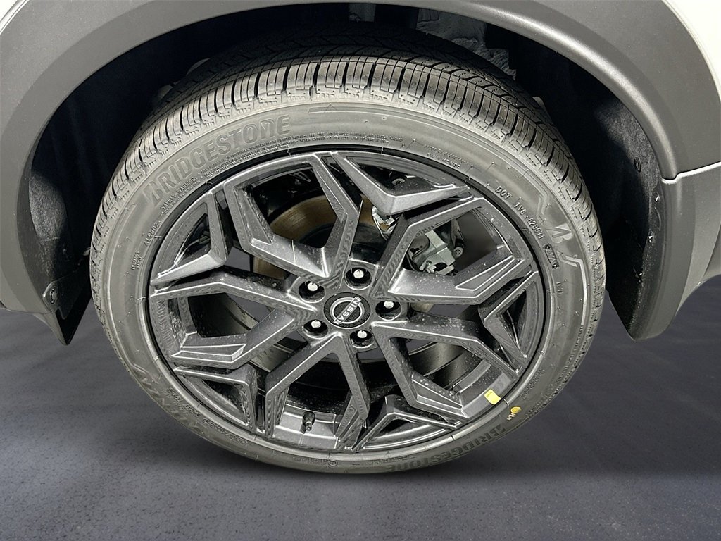 New 2026 Aspen White Tricoat/Super Black Nissan SR image 9