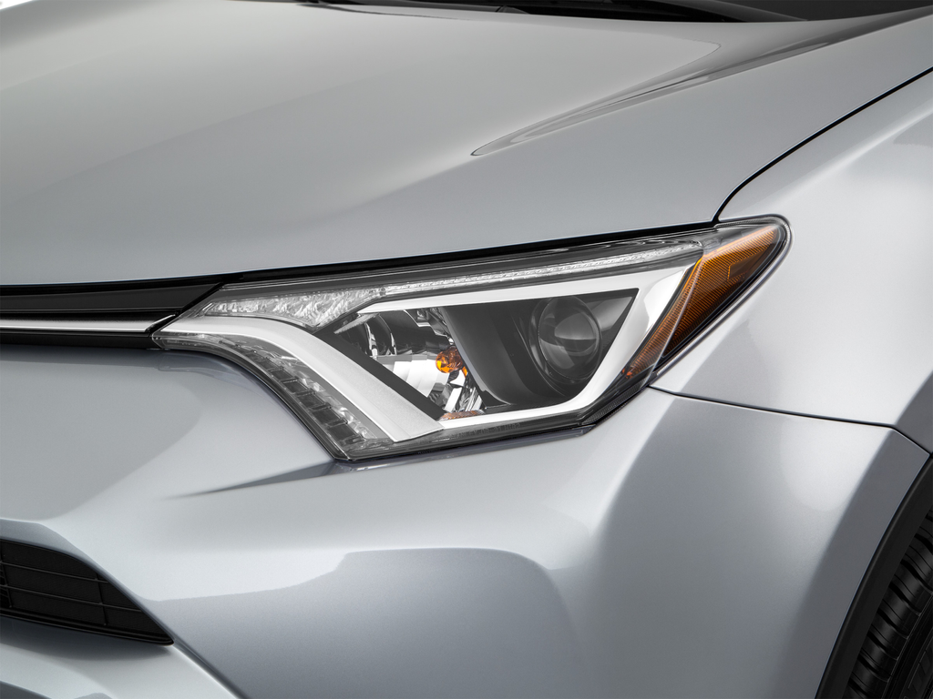 Used 2018 Silver Toyota LE image 50
