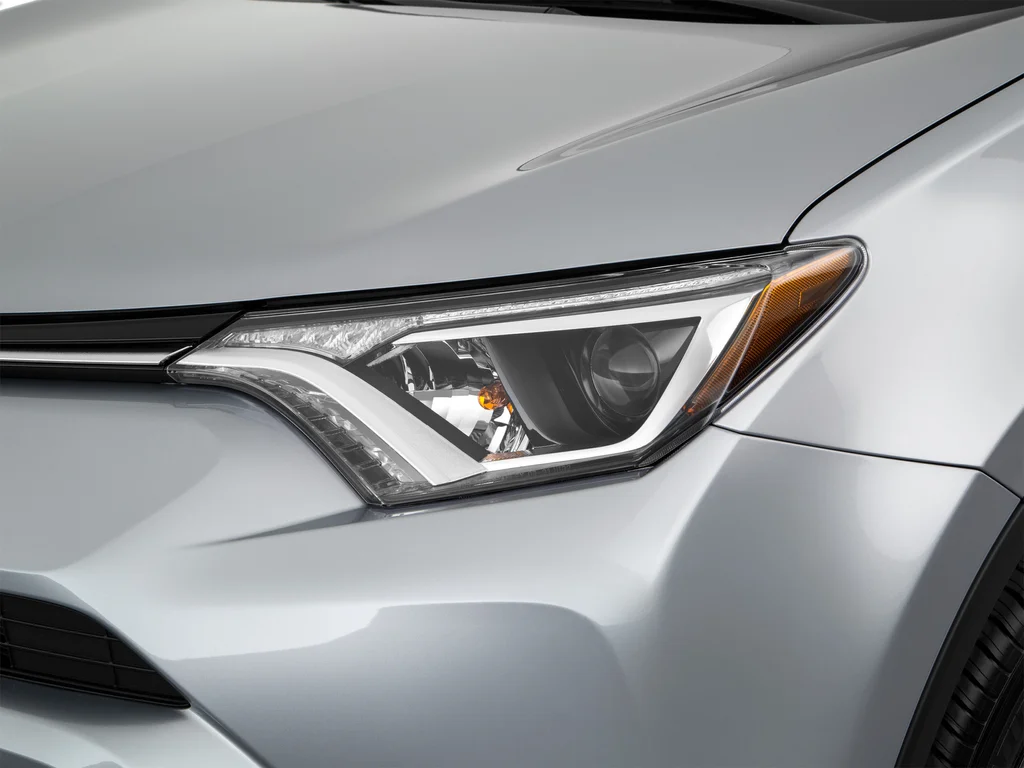 Used 2018 Silver Toyota LE image 50