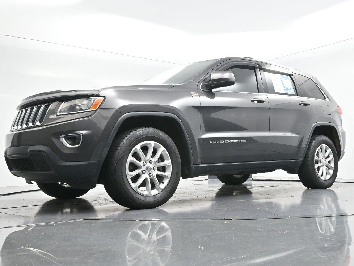 Used 2016 Granite Crystal Metallic Clearcoat Jeep Laredo image 43
