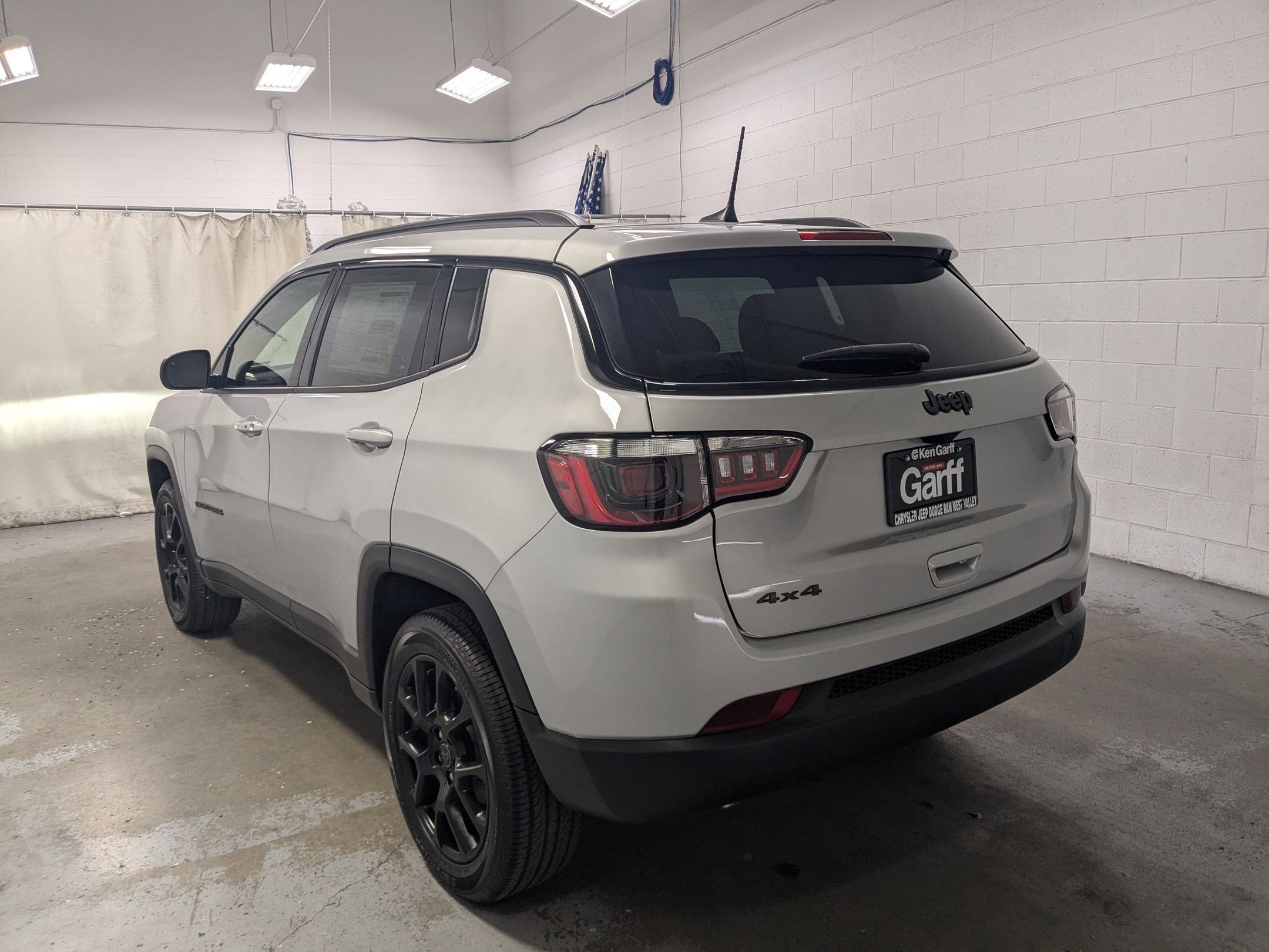 New 2026 Silver Zynith Metallic Clearcoat Jeep Latitude Altitude image 7