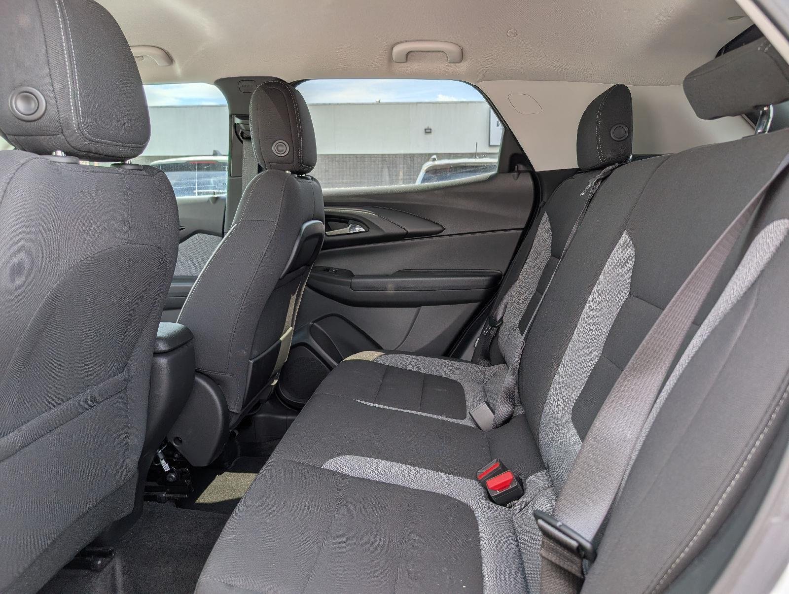 Used 2024 Summit White Chevrolet LT image 9