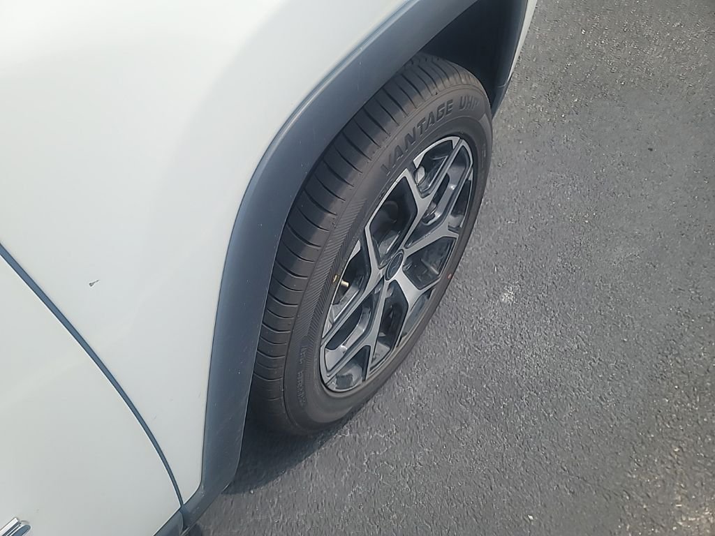 Used 2025 White Jeep Limited image 9