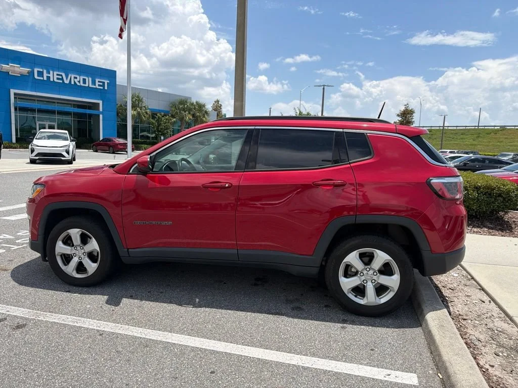 Used 2018 Red Jeep Latitude 4x4 image 4