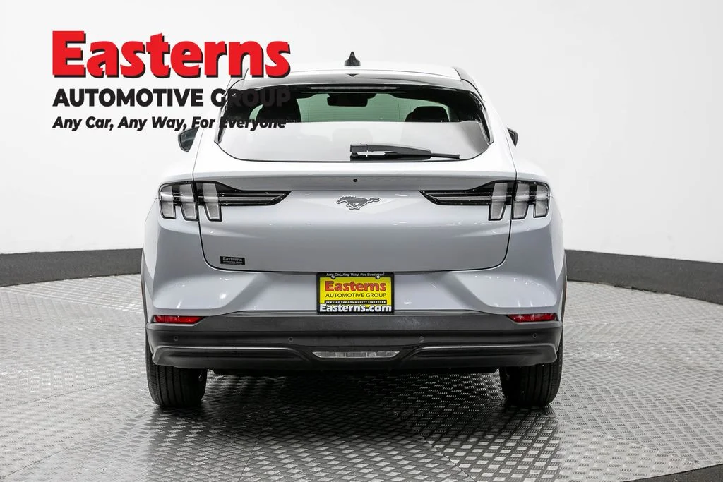 Used 2023 White Ford Select image 6