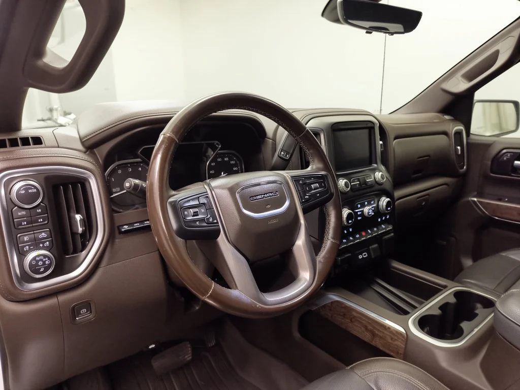 Used 2021 White Frost Tricoat GMC Denali image 4