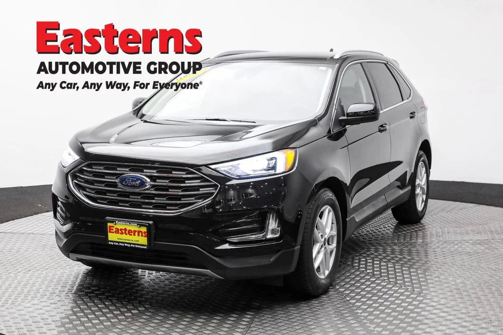 Used 2022 Black Ford SEL image 1