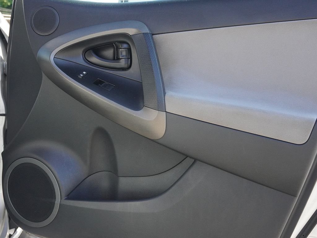 Used 2011 Silver Toyota Base image 18