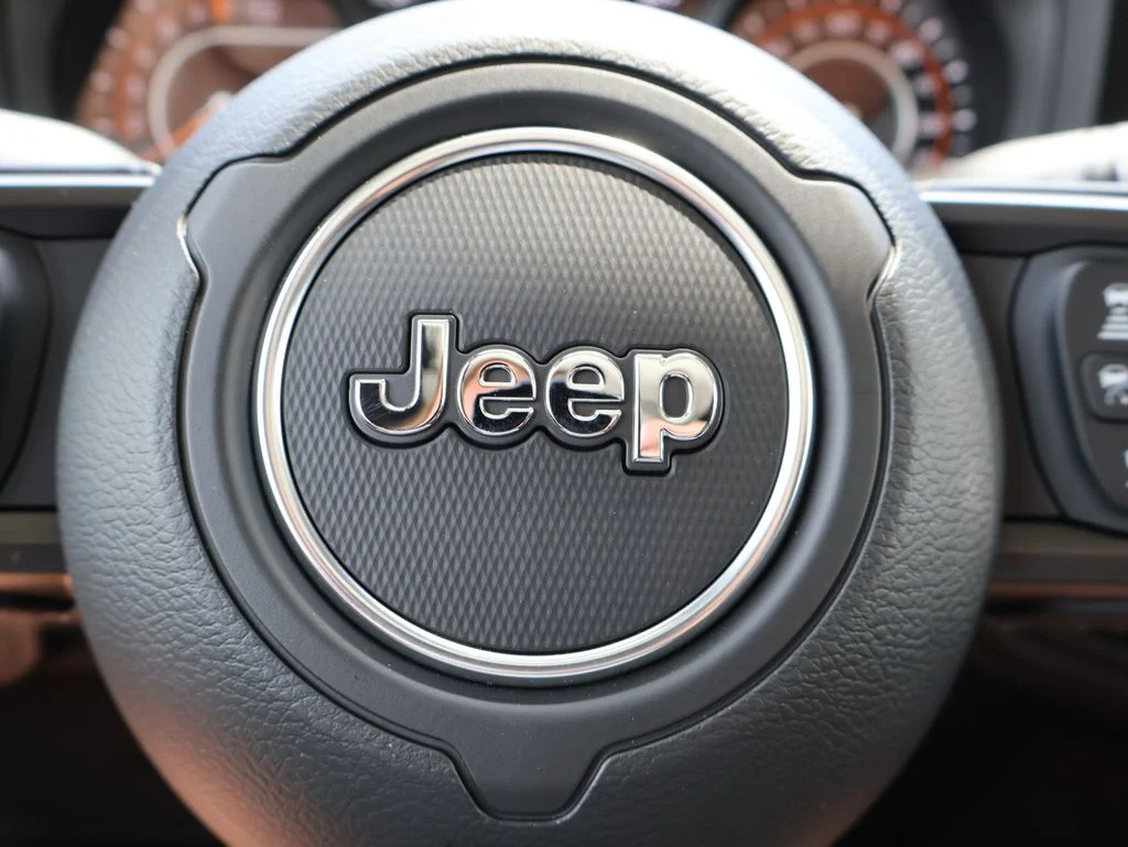 New 2026 Bright White Clear-Coat Exterior Paint Jeep Mojave image 26
