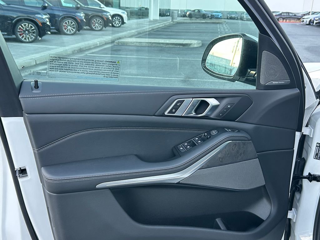 New 2026 Mineral White Metallic BMW xDrive40i image 11