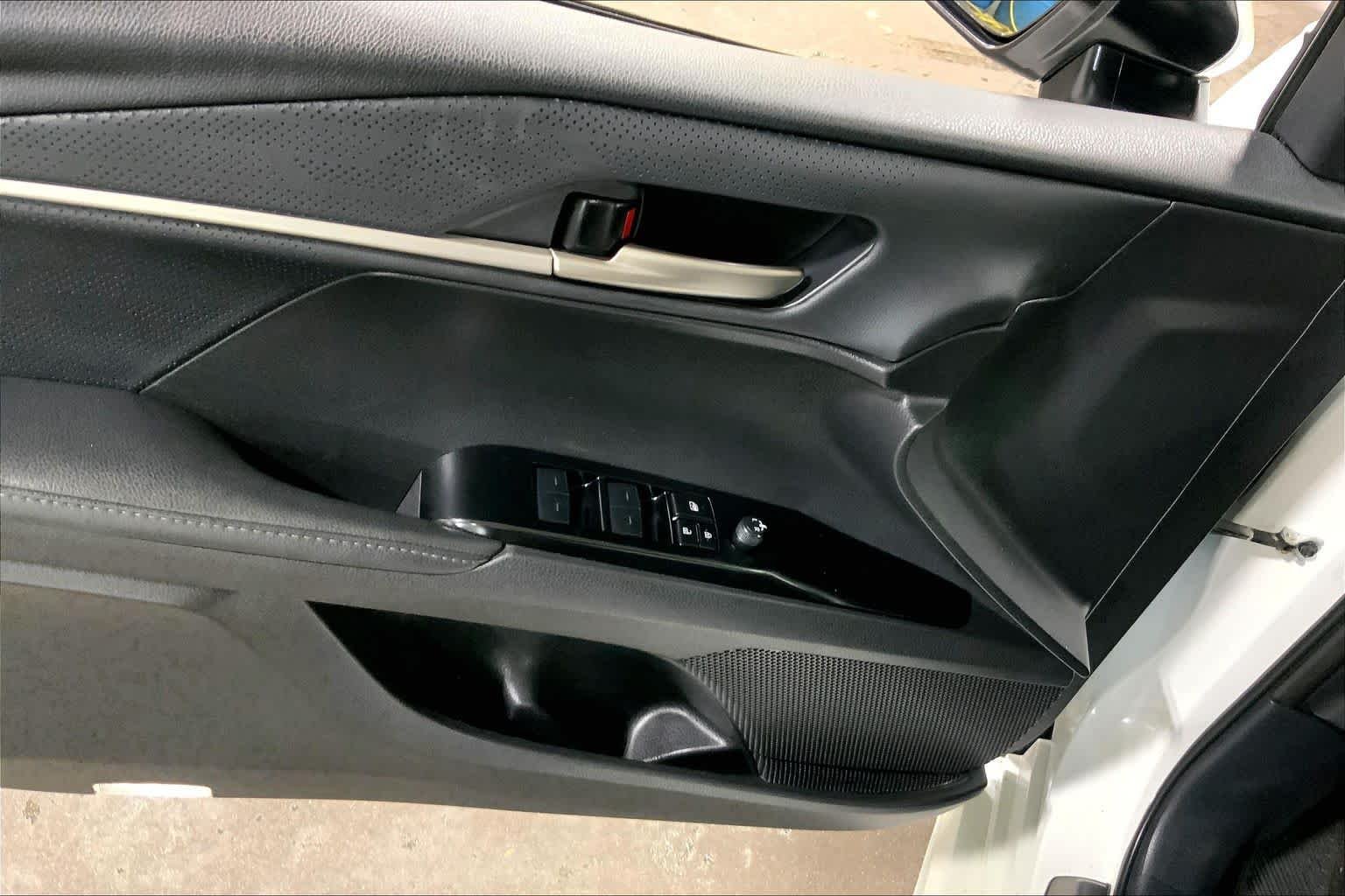 Used 2025 Wind Chill Pearl Toyota XSE image 36
