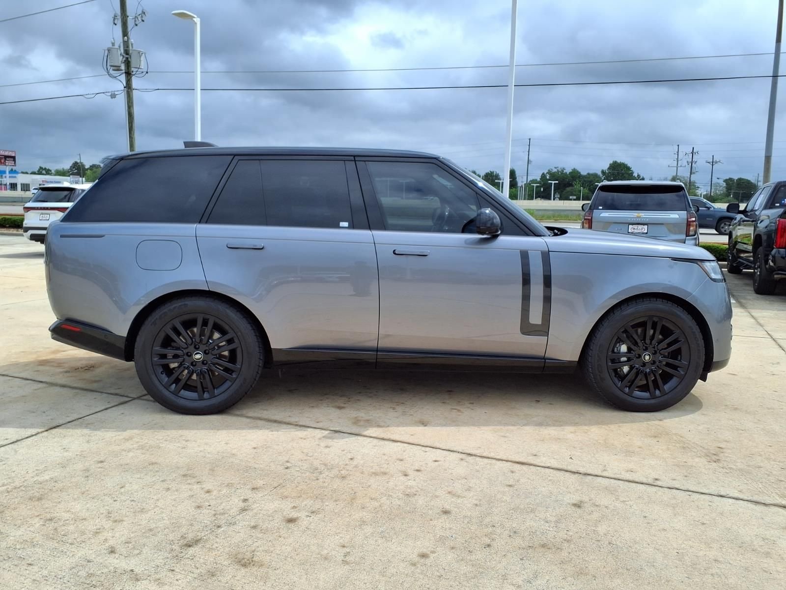 Used 2023 Eiger Gray Metallic Land Rover SE image 5