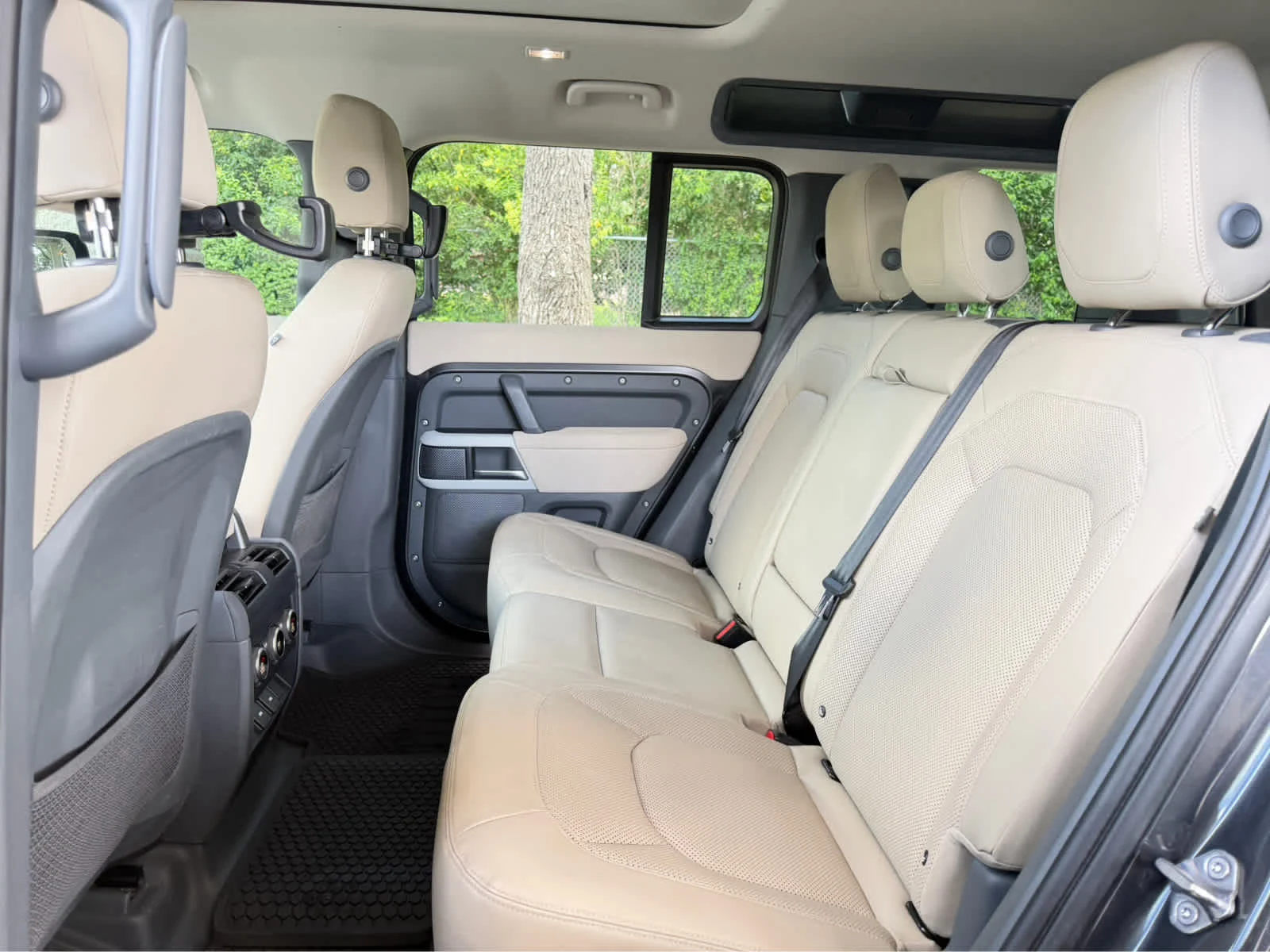 Used 2023 Carpathian Grey Premium Metallic Land Rover SE image 15