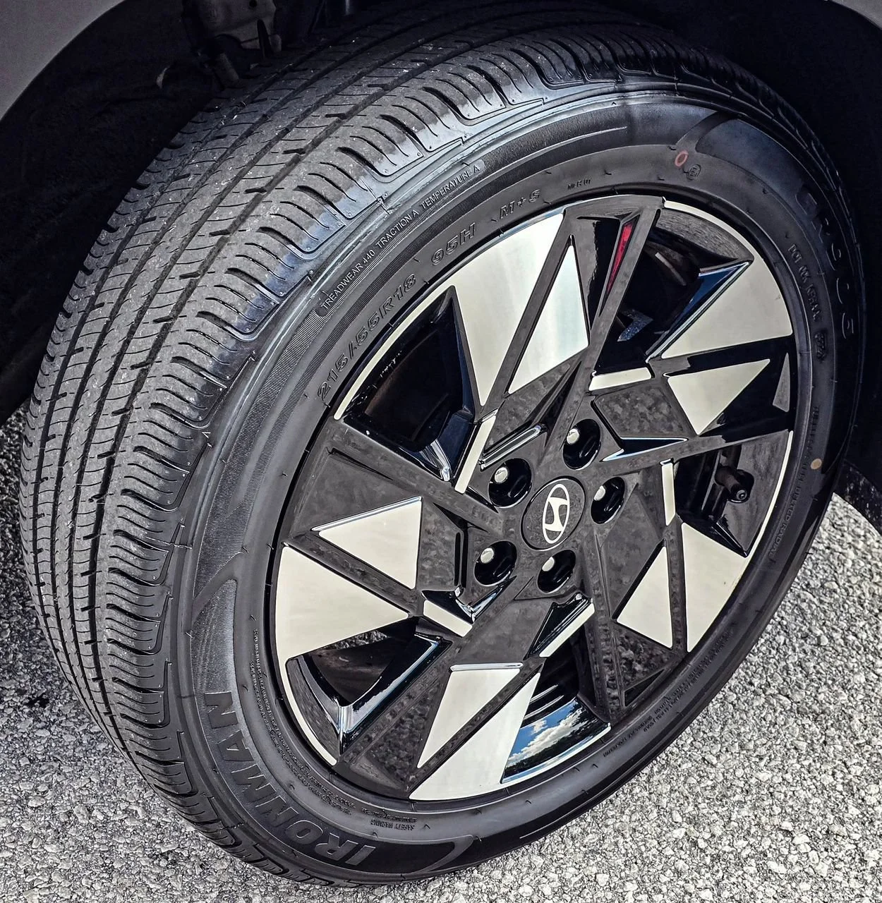 Used 2025  Hyundai SEL image 6