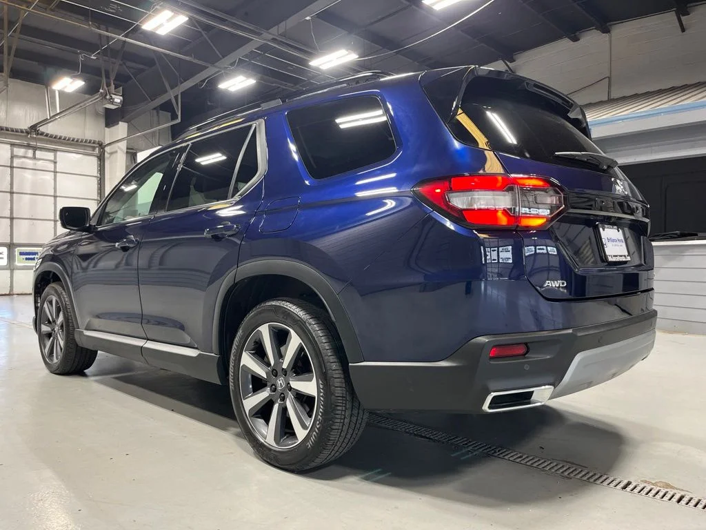 Used 2025 Obsidian Blue Pearl Honda Touring image 5
