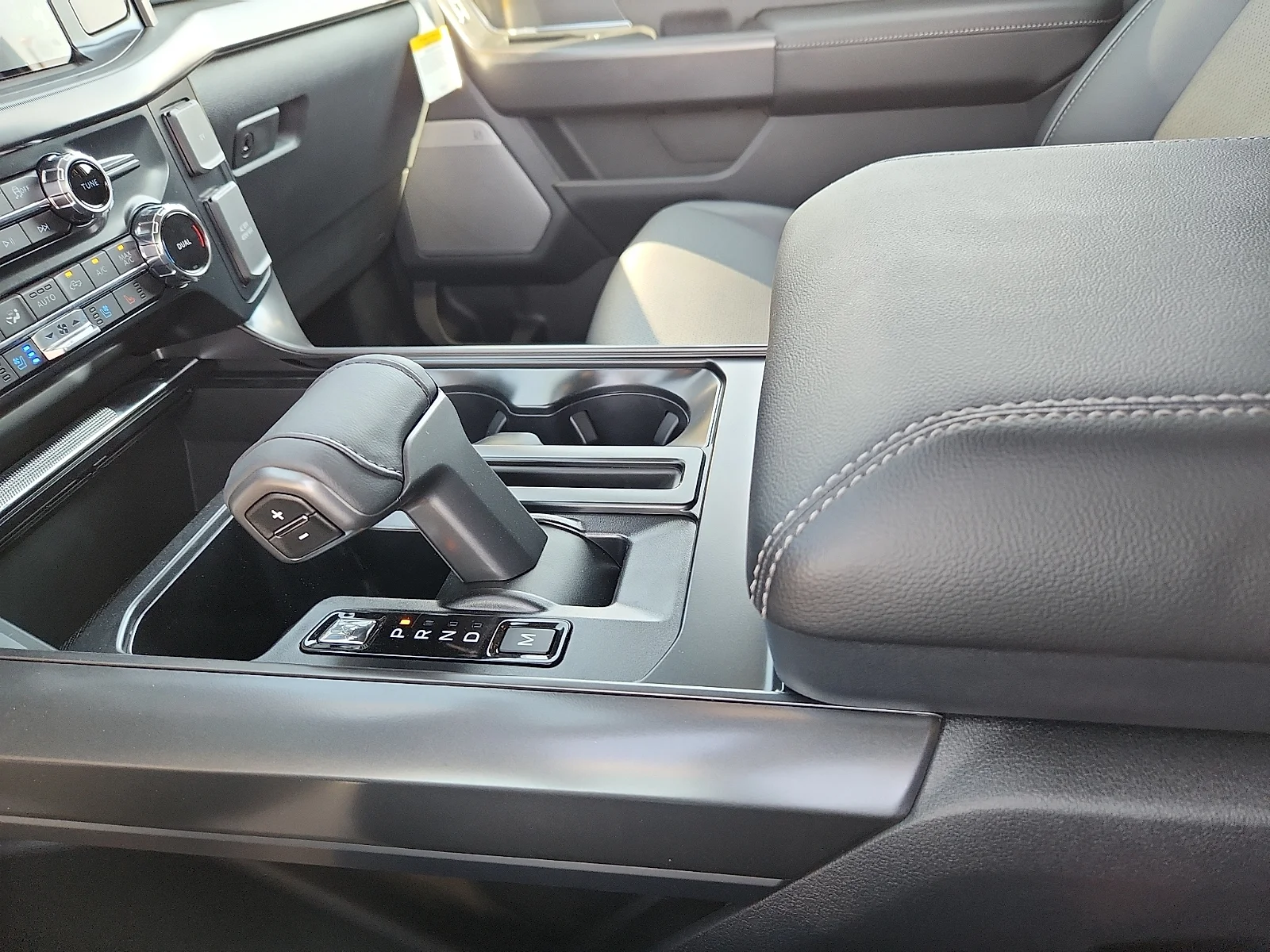 New 2026 Star White Metallic Tri-Coat Ford Lariat image 25
