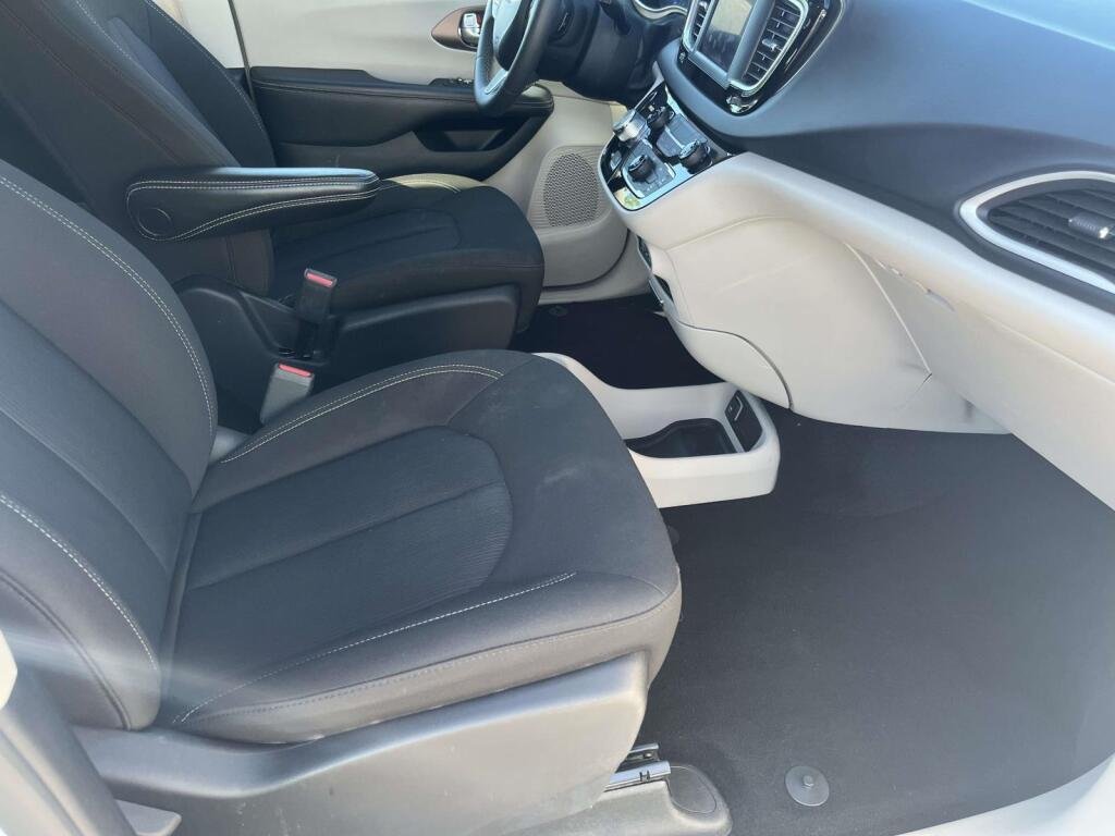 Used 2023 Bright White Clearcoat Chrysler LX image 20