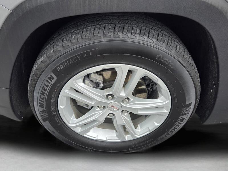 Used 2024 Sterling Metallic GMC FWD 4DR SLE image 9