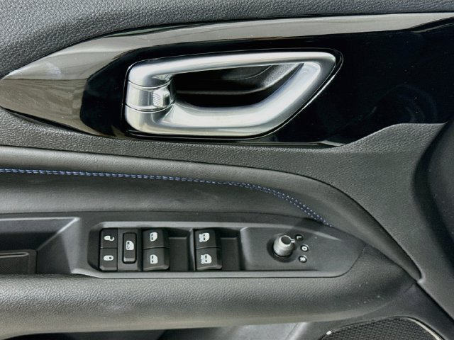 New 2026 Bright White Clear-Coat Exterior Paint Jeep Latitude image 17