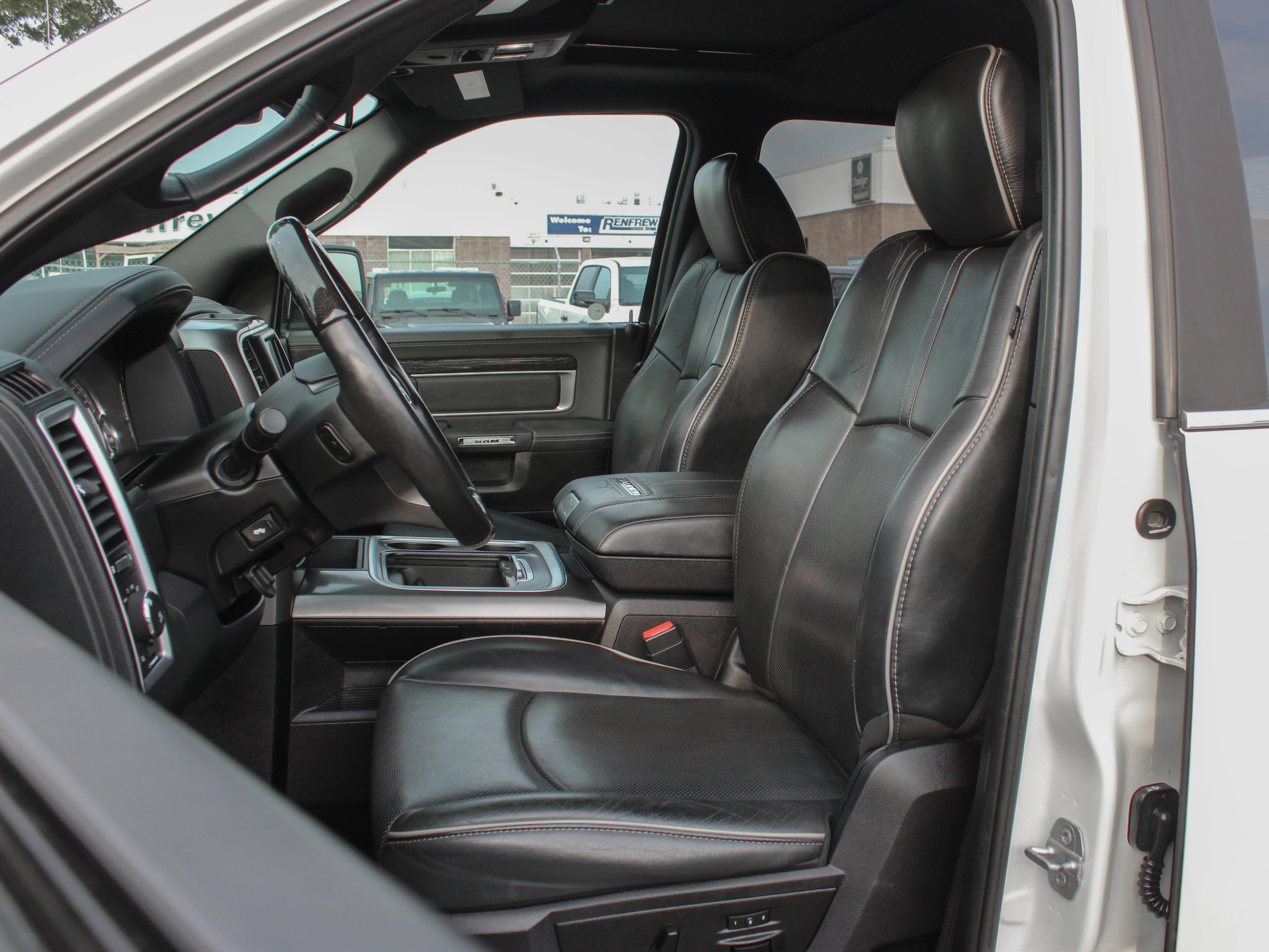 Used 2016 White RAM Limited* | 5.7L V8 | Leather | Heated & Cooled Seats | Sunroof image 2