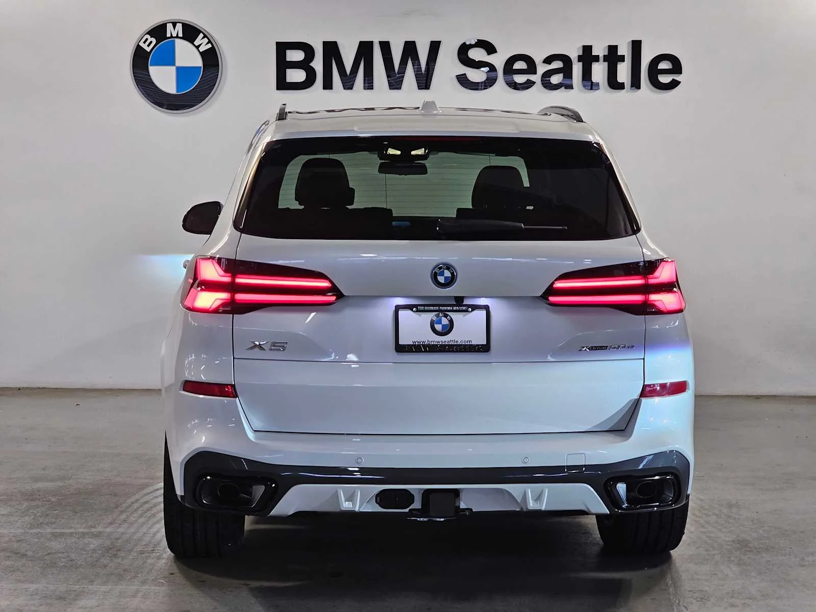 New 2026 Mineral White Metallic BMW xDrive50e image 5