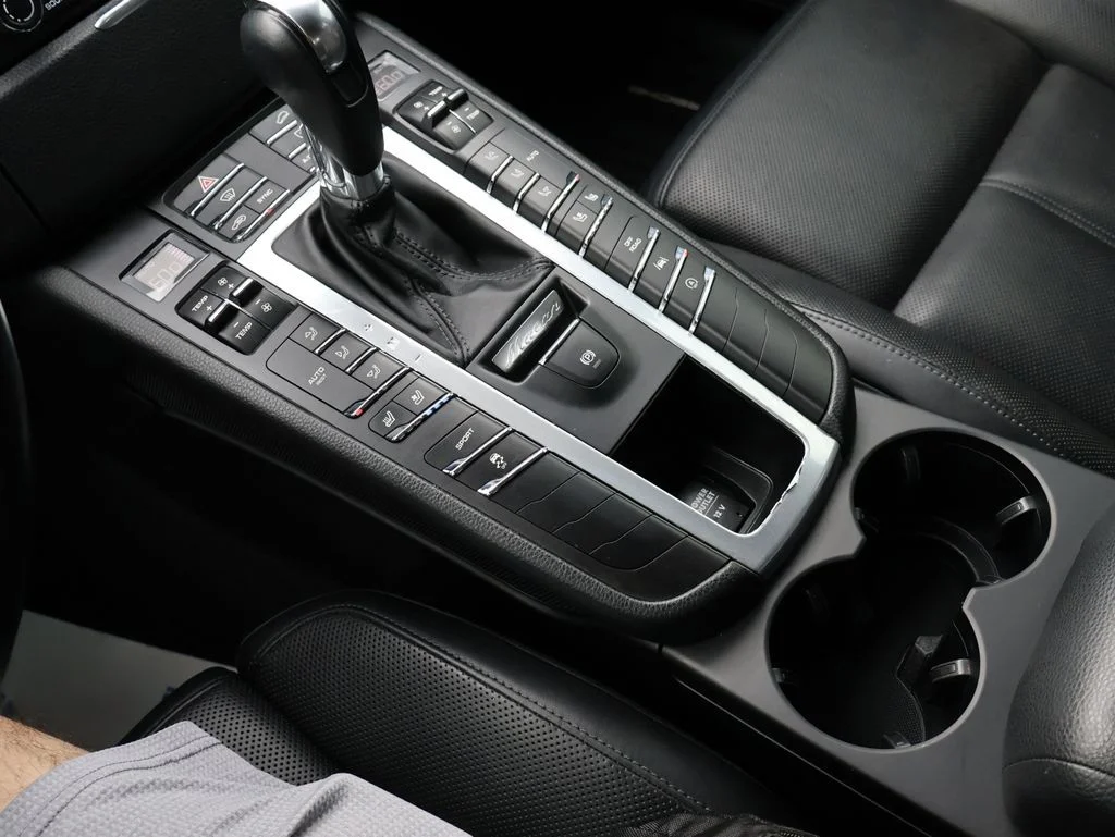 Used 2018  Porsche Base image 24