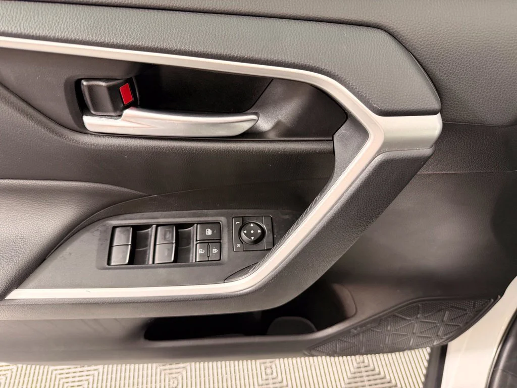 Used 2025 White Toyota XLE image 17