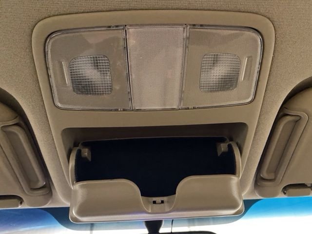 Used 2010 White Hyundai GLS image 33
