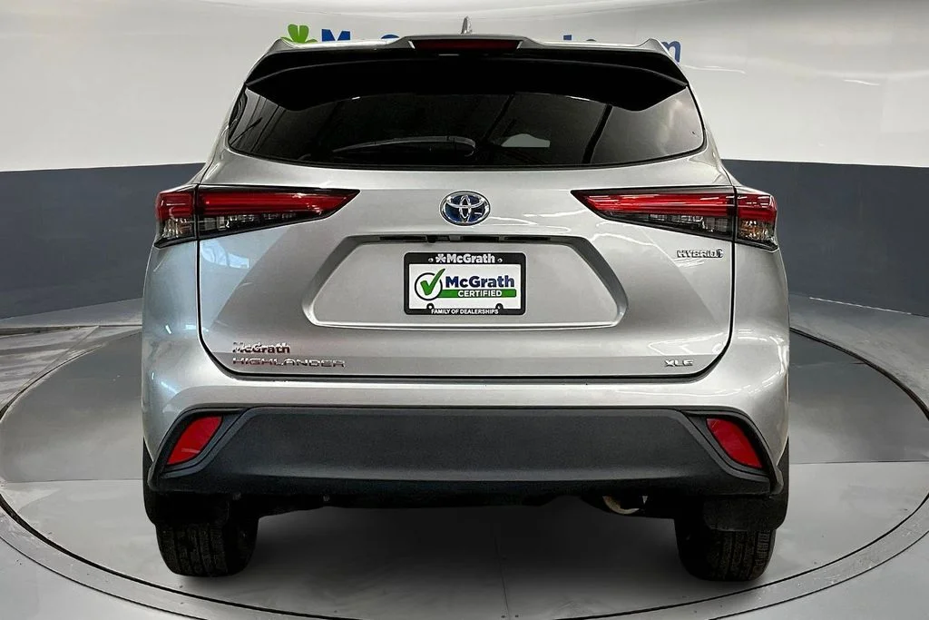 Used 2022 Silver Toyota XLE image 6
