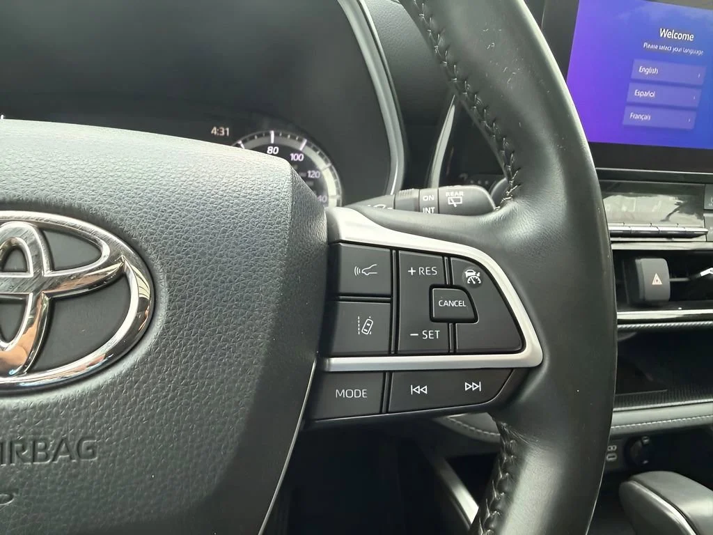 Used 2023  Toyota L image 19